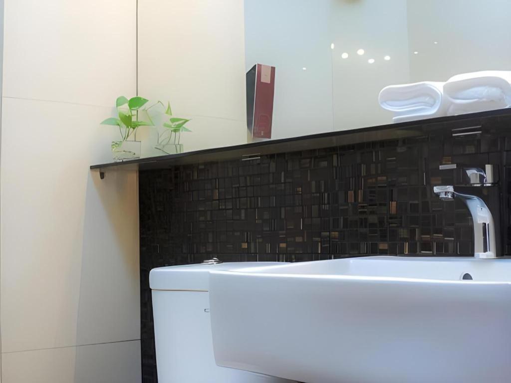 Favor Hotel Makassar Buitenkant foto