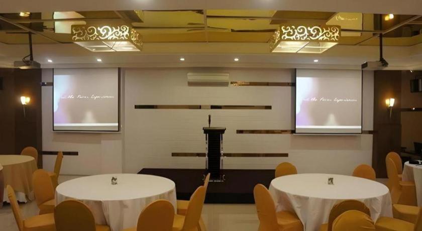 Favor Hotel Makassar Buitenkant foto