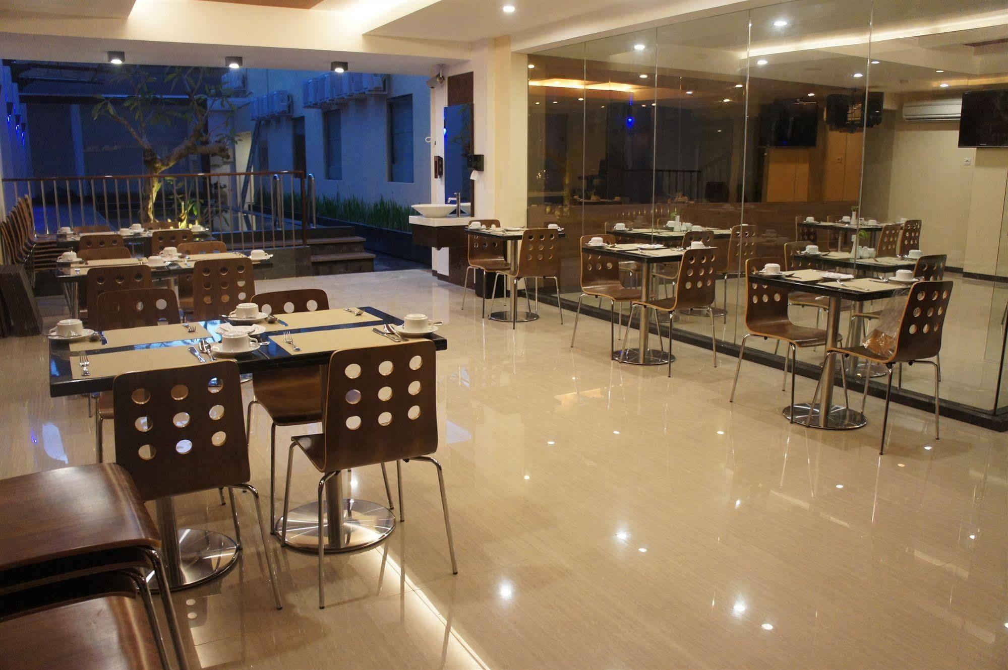 Favor Hotel Makassar Buitenkant foto